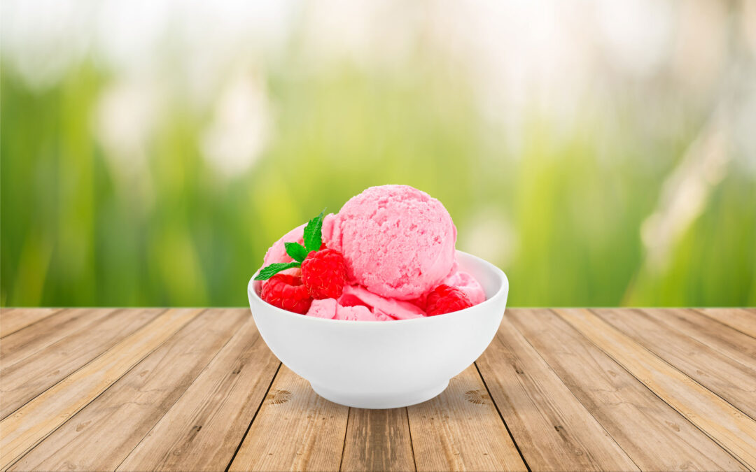 Helado de frambuesas con leche condensada