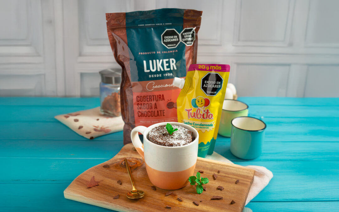 Brownie en taza con leche condensada Tubito